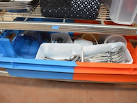 3 inox grote kookketels, inox kommen, ca. 160 stuks zwart moderne borden en schotels, partij glazen en bestek, snijplanken, partij porselein - afbeelding 7 van  12