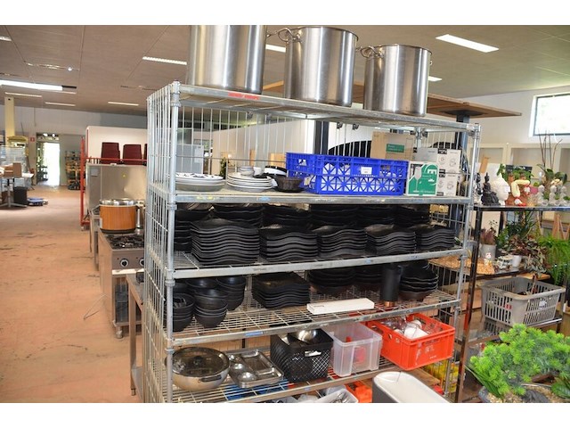 3 inox grote kookketels, inox kommen, ca. 160 stuks zwart moderne borden en schotels, partij glazen en bestek, snijplanken, partij porselein - afbeelding 8 van  12