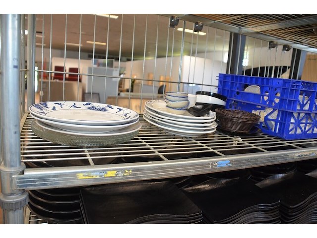 3 inox grote kookketels, inox kommen, ca. 160 stuks zwart moderne borden en schotels, partij glazen en bestek, snijplanken, partij porselein - afbeelding 10 van  12
