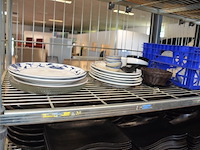 3 inox grote kookketels, inox kommen, ca. 160 stuks zwart moderne borden en schotels, partij glazen en bestek, snijplanken, partij porselein - afbeelding 10 van  12