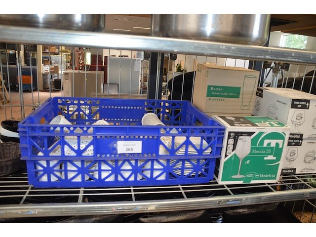 3 inox grote kookketels, inox kommen, ca. 160 stuks zwart moderne borden en schotels, partij glazen en bestek, snijplanken, partij porselein - afbeelding 11 van  12