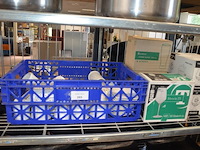 3 inox grote kookketels, inox kommen, ca. 160 stuks zwart moderne borden en schotels, partij glazen en bestek, snijplanken, partij porselein - afbeelding 11 van  12