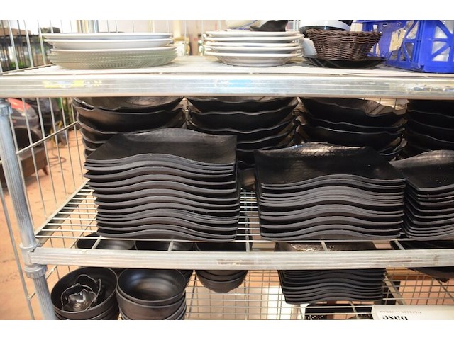 3 inox grote kookketels, inox kommen, ca. 160 stuks zwart moderne borden en schotels, partij glazen en bestek, snijplanken, partij porselein - afbeelding 12 van  12