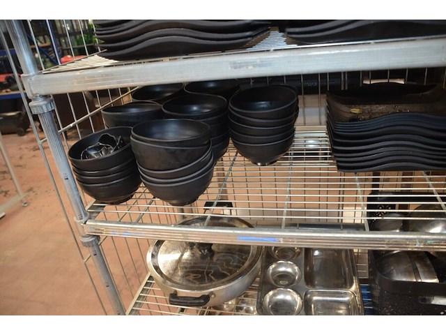 3 inox grote kookketels, inox kommen, ca. 160 stuks zwart moderne borden en schotels, partij glazen en bestek, snijplanken, partij porselein - afbeelding 3 van  12