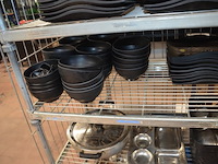 3 inox grote kookketels, inox kommen, ca. 160 stuks zwart moderne borden en schotels, partij glazen en bestek, snijplanken, partij porselein - afbeelding 3 van  12