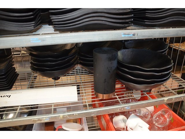 3 inox grote kookketels, inox kommen, ca. 160 stuks zwart moderne borden en schotels, partij glazen en bestek, snijplanken, partij porselein - afbeelding 4 van  12