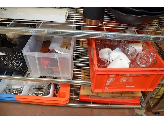 3 inox grote kookketels, inox kommen, ca. 160 stuks zwart moderne borden en schotels, partij glazen en bestek, snijplanken, partij porselein - afbeelding 5 van  12