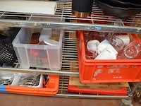 3 inox grote kookketels, inox kommen, ca. 160 stuks zwart moderne borden en schotels, partij glazen en bestek, snijplanken, partij porselein - afbeelding 5 van  12