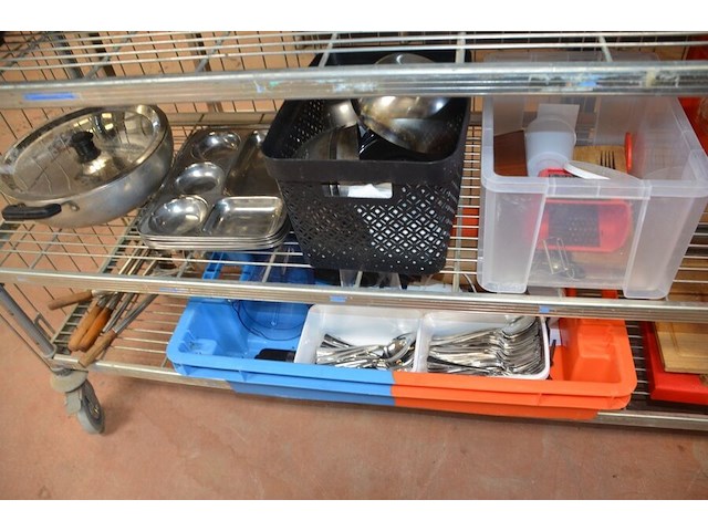 3 inox grote kookketels, inox kommen, ca. 160 stuks zwart moderne borden en schotels, partij glazen en bestek, snijplanken, partij porselein - afbeelding 6 van  12