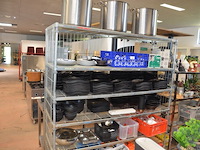 3 inox grote kookketels, inox kommen, ca. 160 stuks zwart moderne borden en schotels, partij glazen en bestek, snijplanken, partij porselein - afbeelding 8 van  12