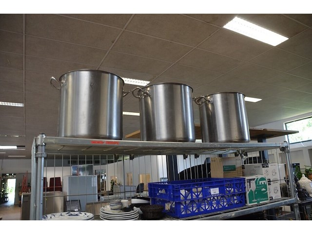 3 inox grote kookketels, inox kommen, ca. 160 stuks zwart moderne borden en schotels, partij glazen en bestek, snijplanken, partij porselein - afbeelding 9 van  12