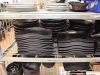 3 inox grote kookketels, inox kommen, ca. 160 stuks zwart moderne borden en schotels, partij glazen en bestek, snijplanken, partij porselein - afbeelding 12 van  12