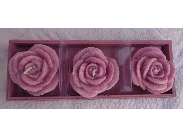 3 kaarsen rozen in houten box - afbeelding 3 van  3