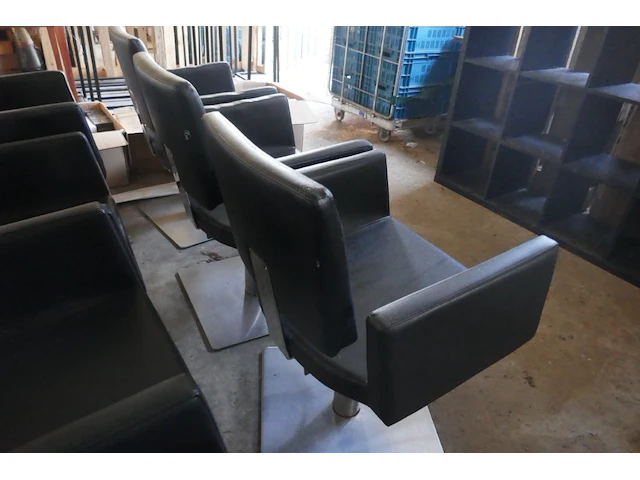 3 kappersstoelen - afbeelding 4 van  4