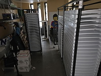 3 karren inh wit plasieken klapstoelen - afbeelding 1 van  7