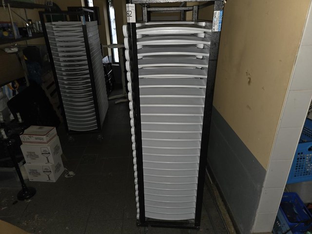 3 karren inh wit plasieken klapstoelen - afbeelding 2 van  7