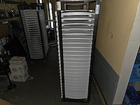 3 karren inh wit plasieken klapstoelen - afbeelding 2 van  7