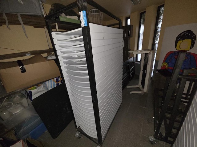 3 karren inh wit plasieken klapstoelen - afbeelding 4 van  7