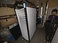 3 karren inh wit plasieken klapstoelen - afbeelding 4 van  7