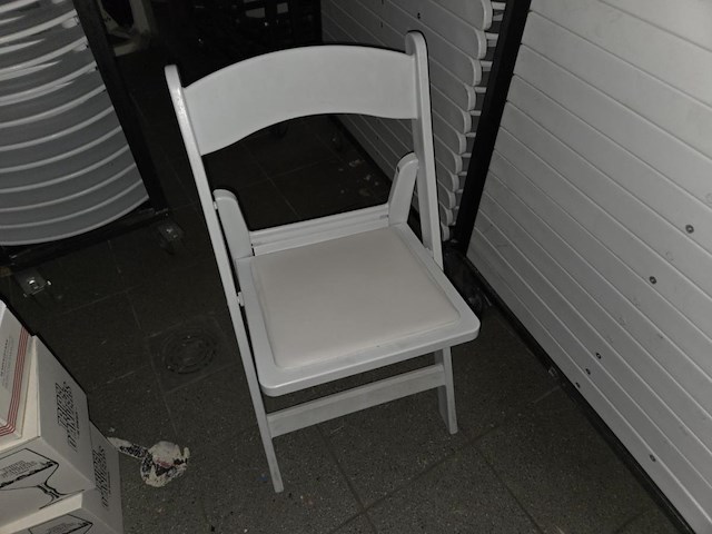 3 karren inh wit plasieken klapstoelen - afbeelding 5 van  7