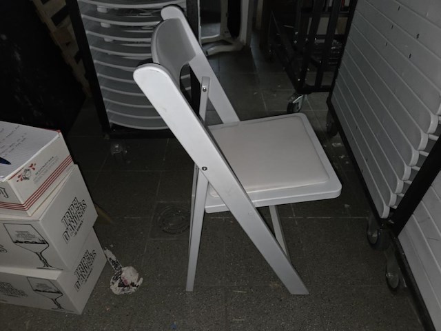 3 karren inh wit plasieken klapstoelen - afbeelding 6 van  7