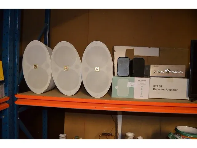 3 klankboxen p&a x-class 100fw 80hm, 2 speakers 40w met muurbeugel art sound, versterker skytronic - afbeelding 1 van  10