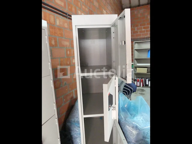 3 kleedkamer/kluisjes - afbeelding 2 van  6