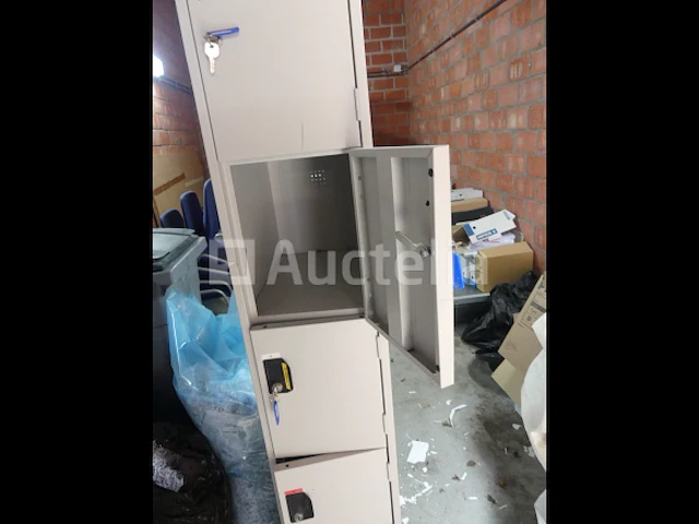 3 kleedkamer/kluisjes - afbeelding 6 van  6