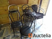 3 krukken, 4 stoelen