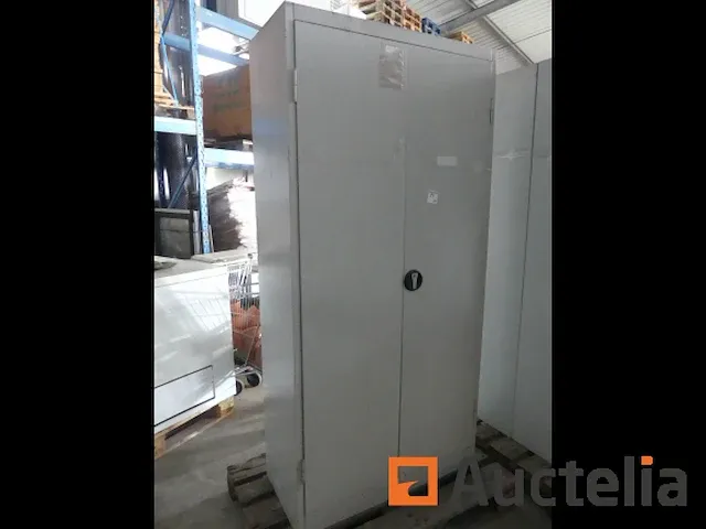 3 metaal kasten die deuren openen - afbeelding 1 van  6