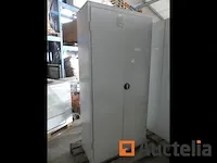3 metaal kasten die deuren openen - afbeelding 1 van  6