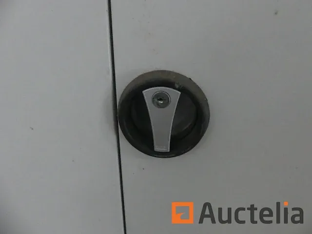 3 metaal kasten die deuren openen - afbeelding 2 van  6