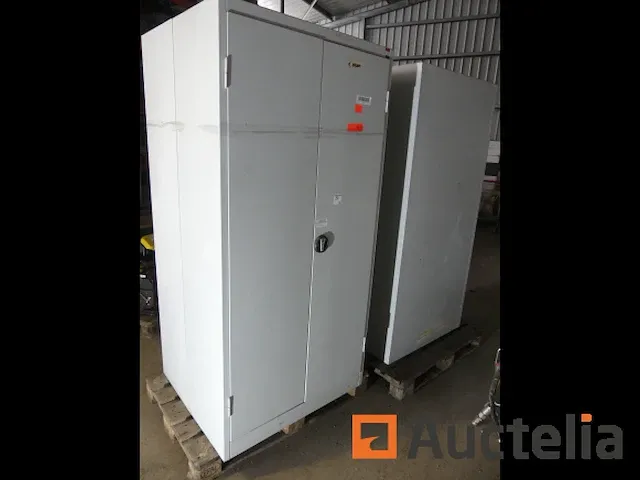 3 metaal kasten die deuren openen - afbeelding 3 van  6