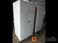 3 metaal kasten die deuren openen - afbeelding 3 van  6