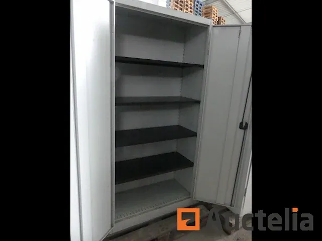 3 metaal kasten die deuren openen - afbeelding 6 van  6