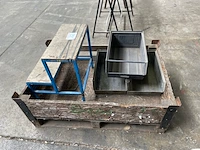 3 metalen bakken + trapje