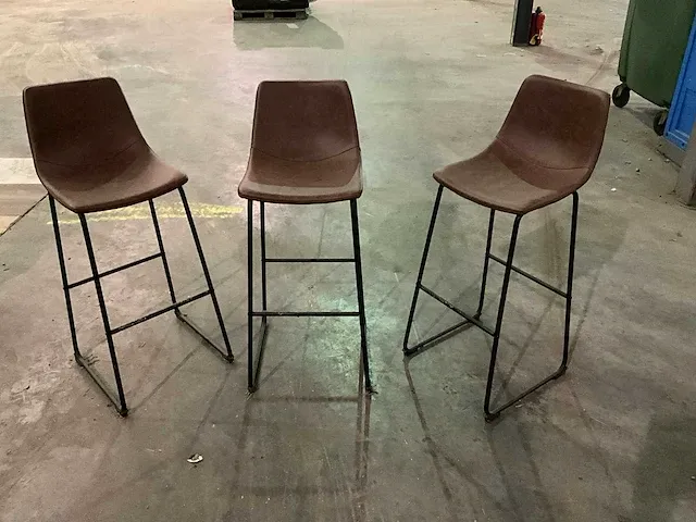 3 metalen barkrukken voorzien van kunstlederen zitting - afbeelding 1 van  3