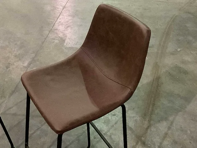 3 metalen barkrukken voorzien van kunstlederen zitting - afbeelding 2 van  3