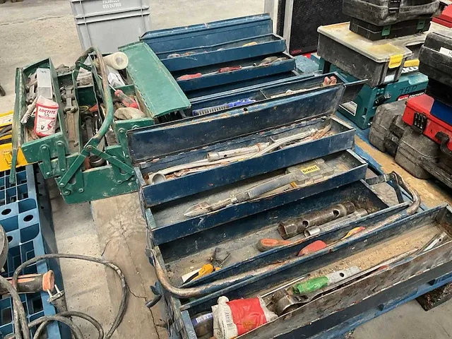 3 metalen gereedschapskoffers met inhoud - afbeelding 1 van  31