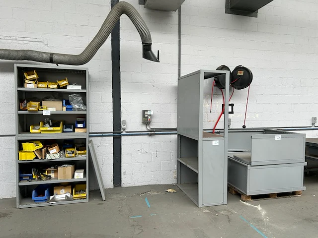 3 metalen kasten met inhoud - afbeelding 1 van  8