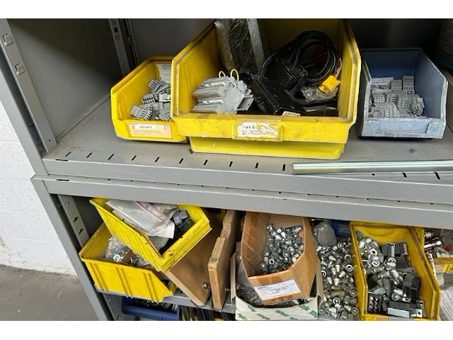 3 metalen kasten met inhoud - afbeelding 6 van  8