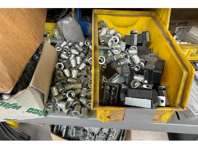 3 metalen kasten met inhoud - afbeelding 7 van  8