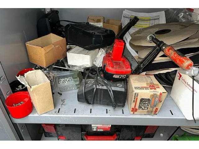 3 metalen kasten met inhoud - afbeelding 4 van  15