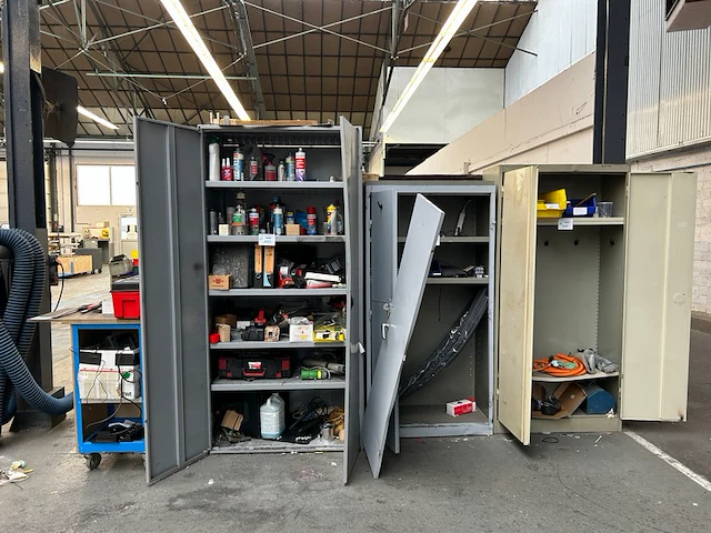 3 metalen kasten met inhoud - afbeelding 1 van  15