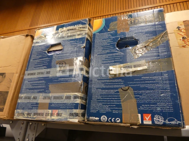 3 metalen planken en computerapparatuur - afbeelding 4 van  19