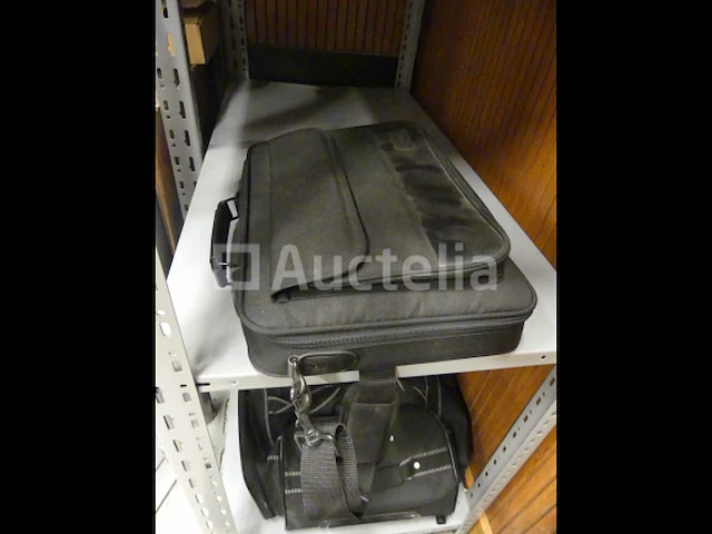 3 metalen planken en computerapparatuur - afbeelding 7 van  19