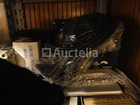 3 metalen planken en computerapparatuur - afbeelding 8 van  19
