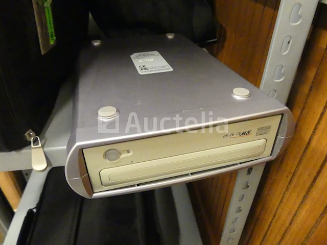 3 metalen planken en computerapparatuur - afbeelding 9 van  19
