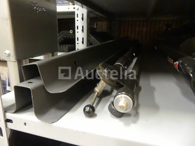 3 metalen planken en computerapparatuur - afbeelding 10 van  19