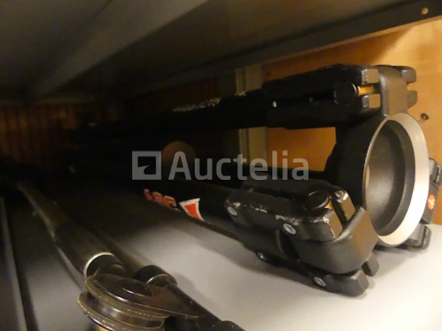 3 metalen planken en computerapparatuur - afbeelding 11 van  19